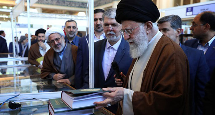 بازدید امام خامنه ای از سی و‌‌ یکمین نمایشگاه بین‌المللی کتاب تهران