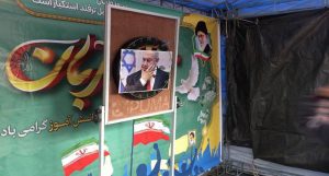  در یکی از غرفه ها تصویری از نخست وزیر رژیم کودک کش صهیونیستی بر روی سیبل دارت به نمایش درآمده که شرکت کنندگان او را مورد هدف قرار می دهند