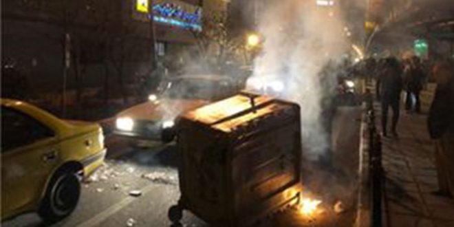 حمله اوباش به اماکن و اموال عمومی در تهران/ مردم صف خود را از اغتشاشگران جدا کردند +عکس