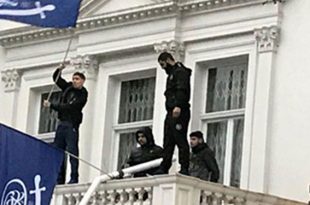 حمله به سفارت ایران در لندن | عده ای با عنوان حمایت از بیت سید صادق شیرازی و اعتراض به دستگیری سید حسین شیرازی امروز در لندن متعرض سفارت ایران در این شهر شده و با بالا رفتن از دیوار سفارت پرچم های خود را به نمایش آوردند