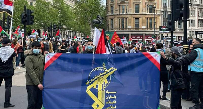 اهتزاز پرچم های محور مقاومت و سپاه پاسداران در لندن