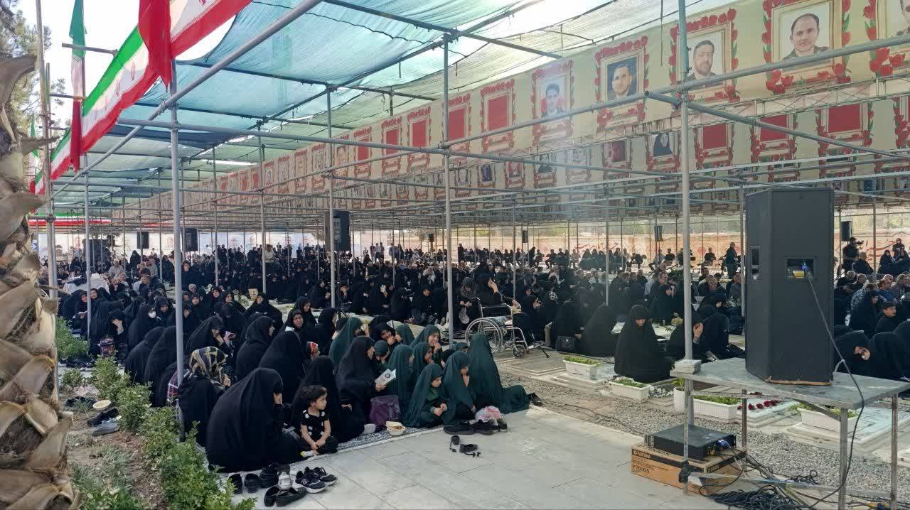 برگزاری باشکوه دعای ندبه در چهلم شهدای جنگ تحمیلی ۱۲ روزه در قطعه ۴۲ بهشت زهرا (س)