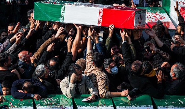 هم‌زمان با سالروز شهادت حضرت زهرا(س)، مردم سراسر کشور امروز در مراسم وداع و تشییع ۳۱۰ شهید گمنام دفاع مقدس حضور گسترده‌ای داشتند؛ هیئت رزمندگان اسلام با صدور پیامی، از این حضور مؤمنانه و عزتمندانه مردم تقدیر کرد.